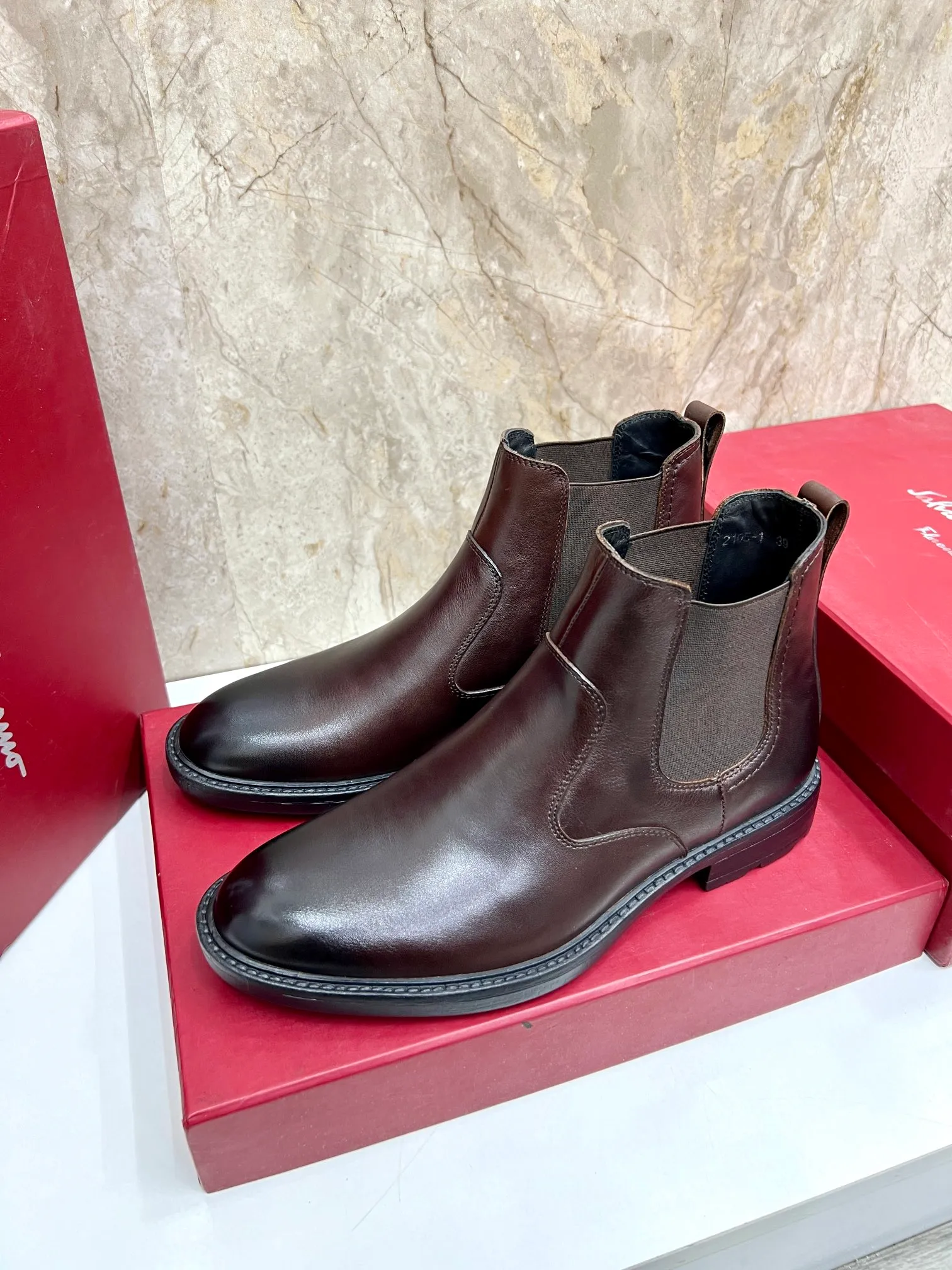 Original order quality: Men's shoes 💰700 Brand: Ferragamo (Ferragamo) One size larger: Men's size 38-44 (45 customized) Grade: Same style as the official website High-end men's shoes Material: Original cowhide, cowhide lining, original outsole Style category: Chelsea men's boots Fashion trend Color: Actual picture